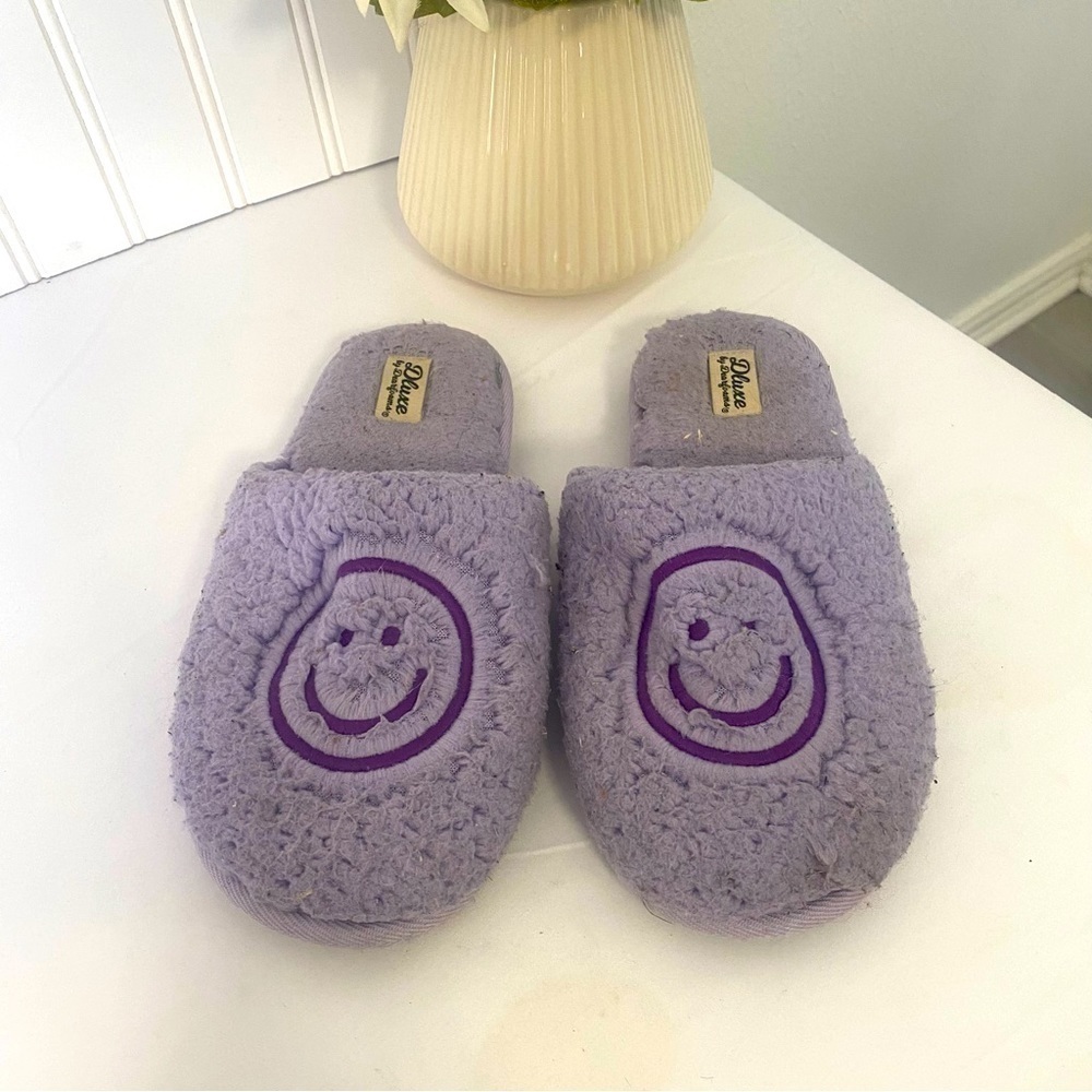 DEARFOAMS HAPPY FACE FUZZY SLIP-ON SLIPPERS Lavender & Purple US 4/5 UK 3/4